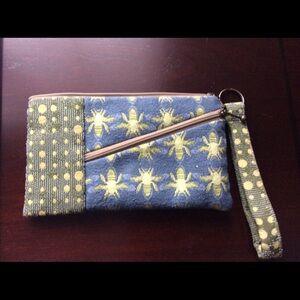 Maruca Bee Wristlet/ Purse🐝